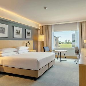Deluxe King Room Pool View